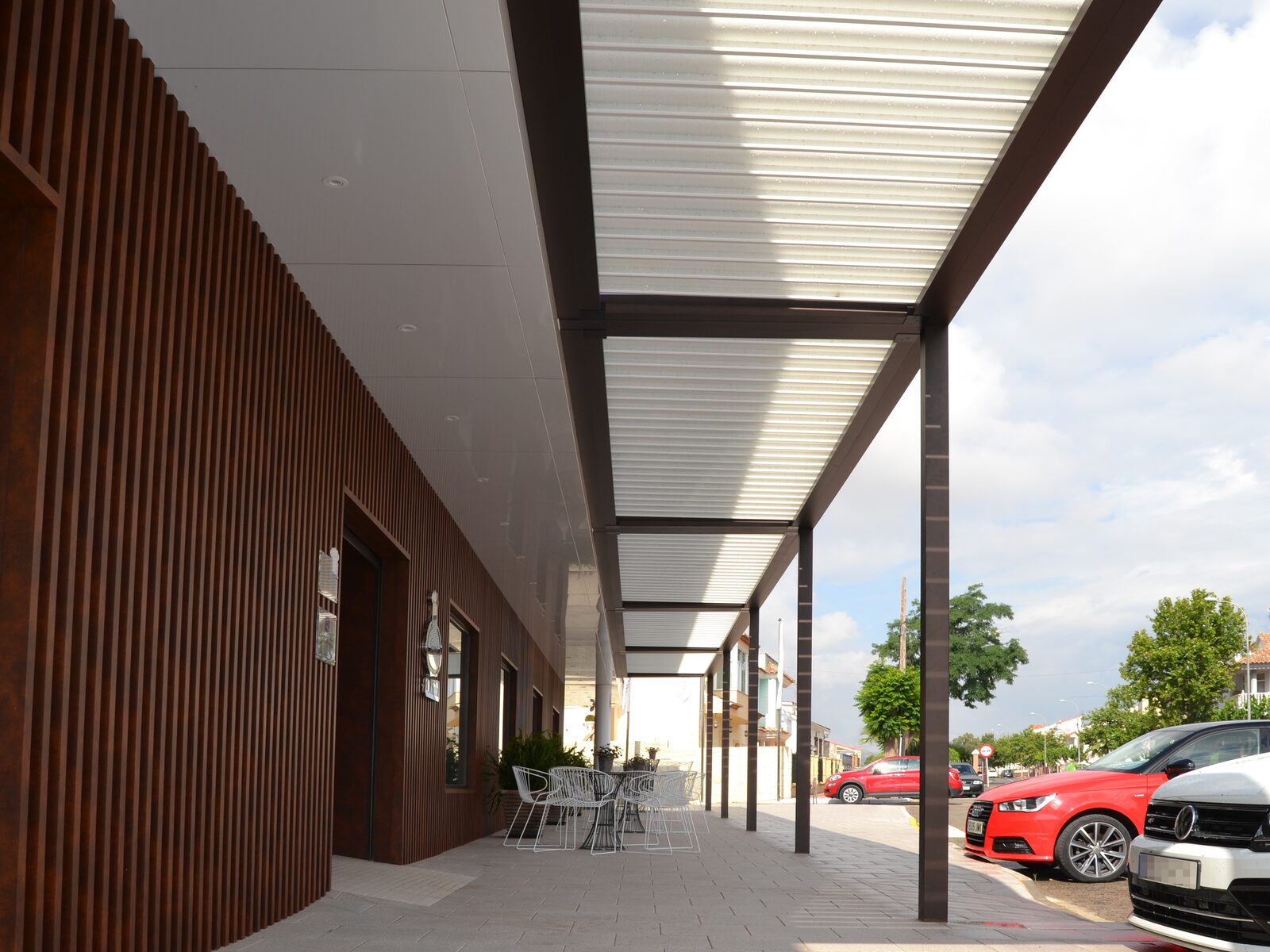 Pérgola bioclimática de un local comercial vista desde abajo