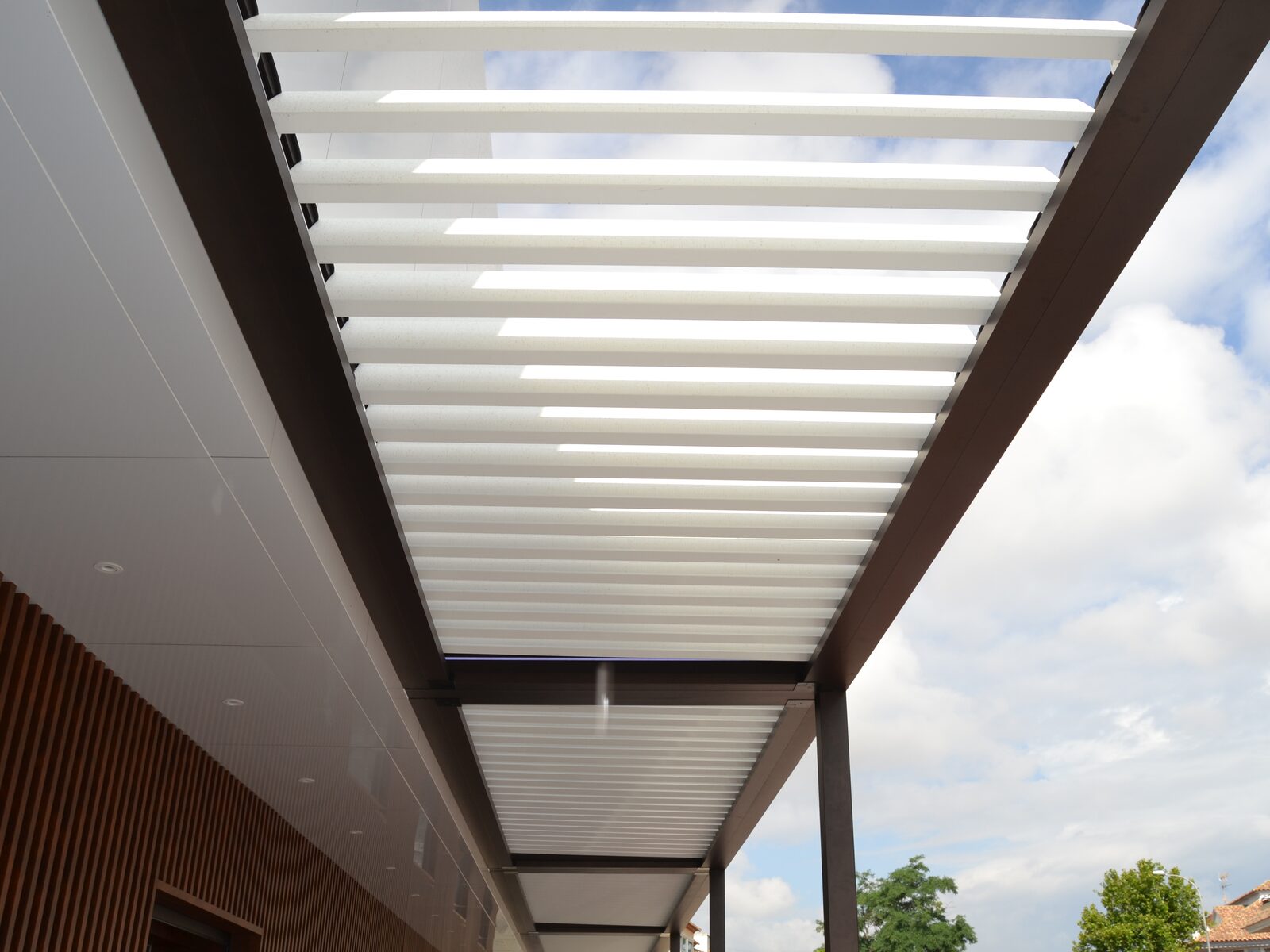 Pérgola bioclimática de un local comercial con las lamas abiertas