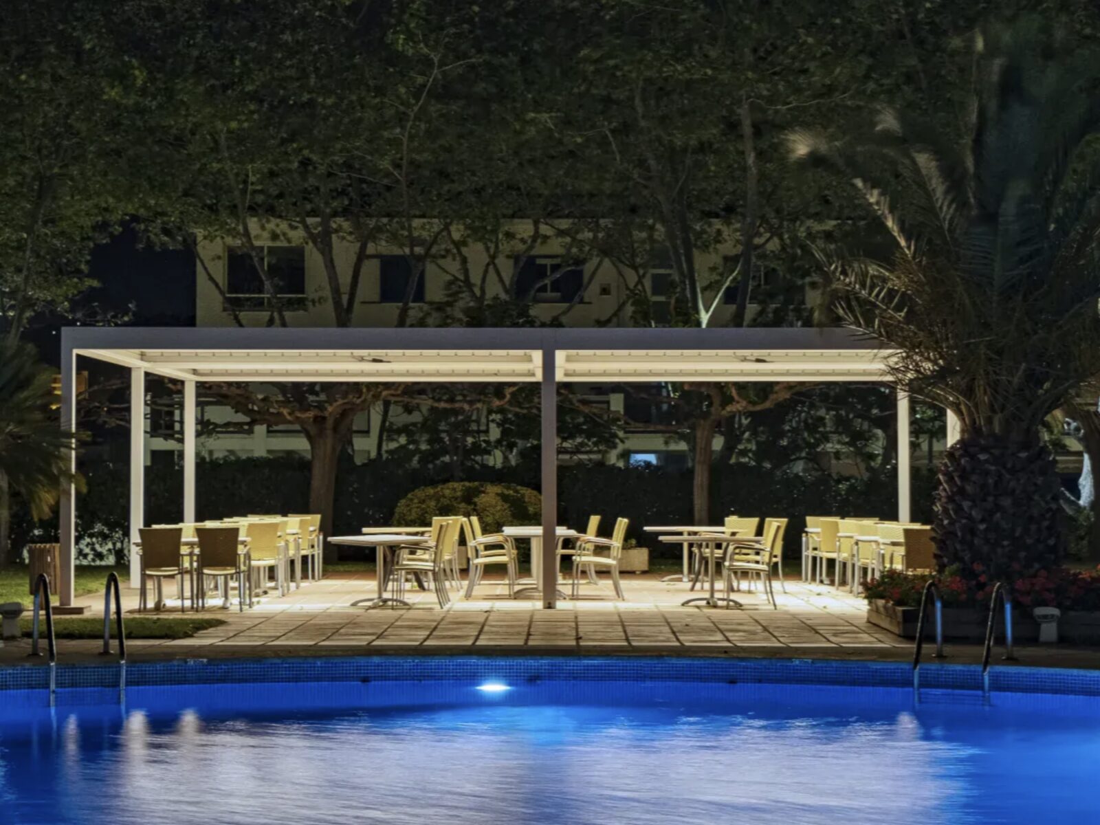 Pérgola bioclimática en un hotel, de noche