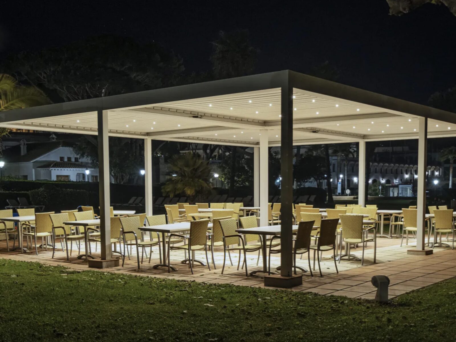 Pérgola bioclimática en el jardín de un hotel