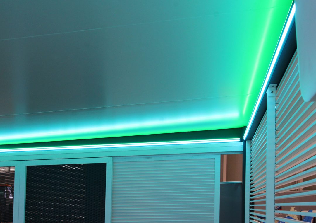 Iluminación LED perimetral en el techo de una pérgola