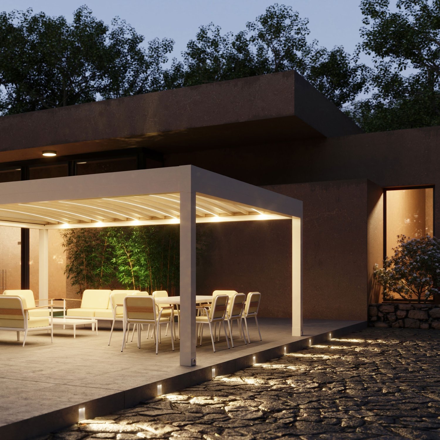 Pérgola de lona iluminada de noche en el porche de una casa